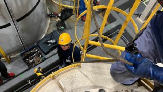 活性炭の交換作業のサムネイル