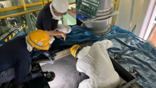 活性炭の交換作業のサムネイル